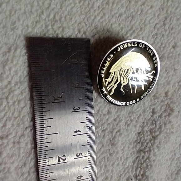 Jellies jewels of the sea pt. Defiance zoo and aquarium black goldtone pin 📍📌 - Picture 3 of 3